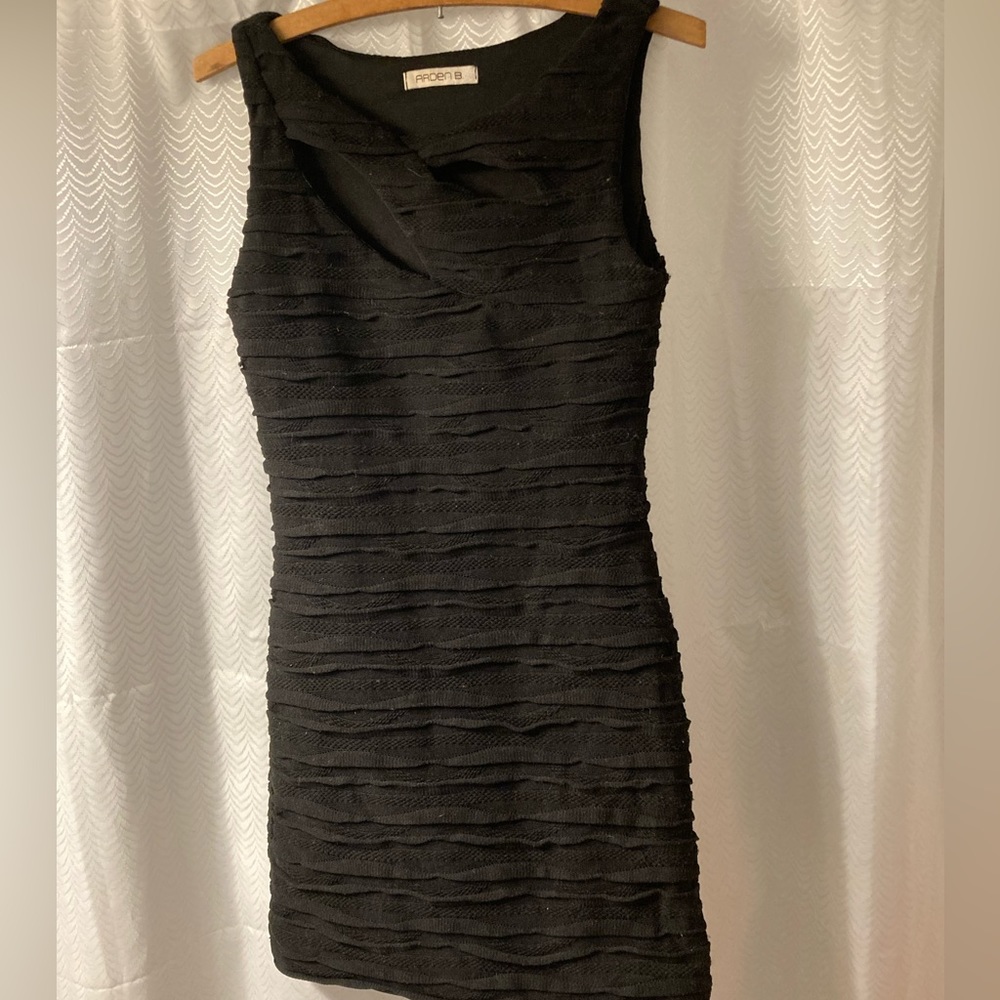 Arden B ruched black bodycon dress ❤️🥰with 2 cutout slits👩‍🦱❤️